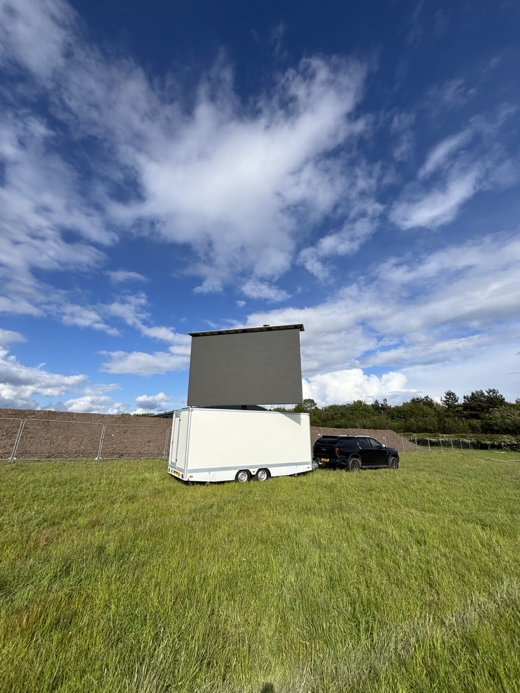 Trailer-mounted LED screen with towing vehicle